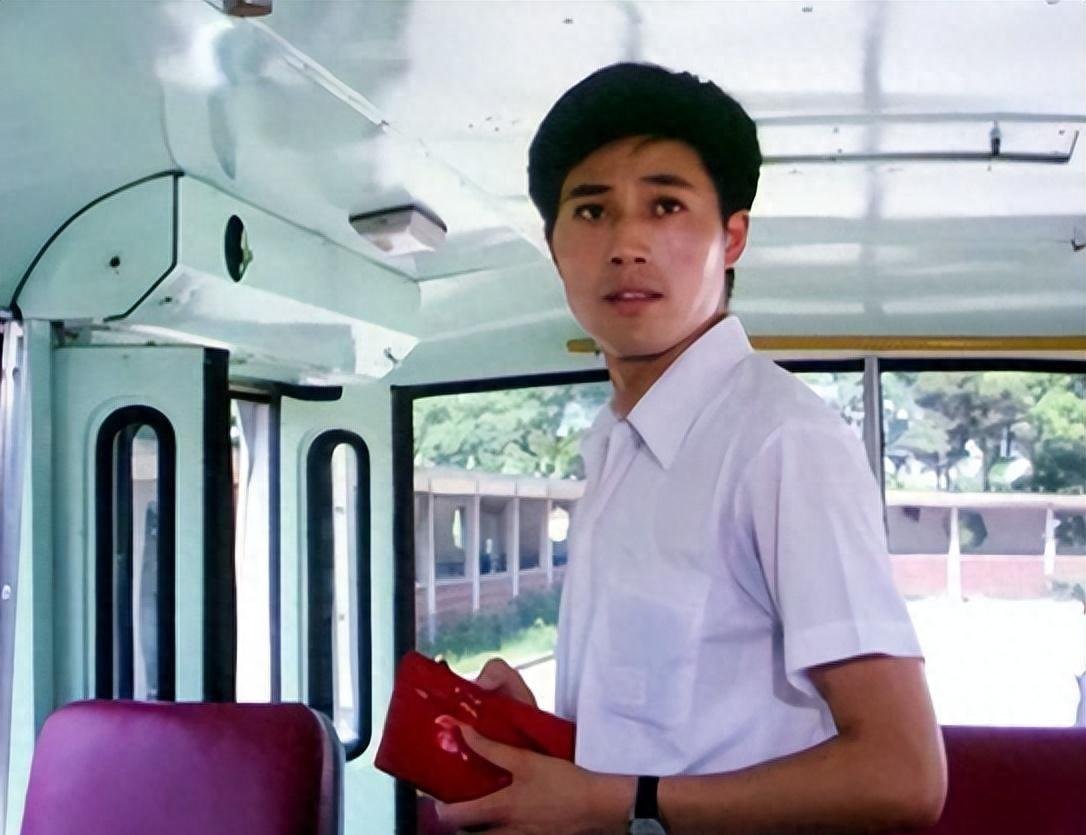 王伟平:25岁成名遇见初恋,结婚39年无绯闻,如今女儿比他更红