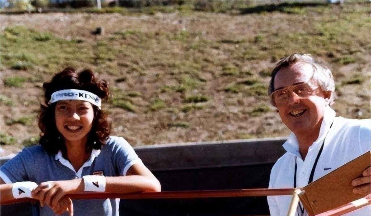 昔日网球巨星胡娜:叛逃美国震惊体坛,晚年归国画展引争议