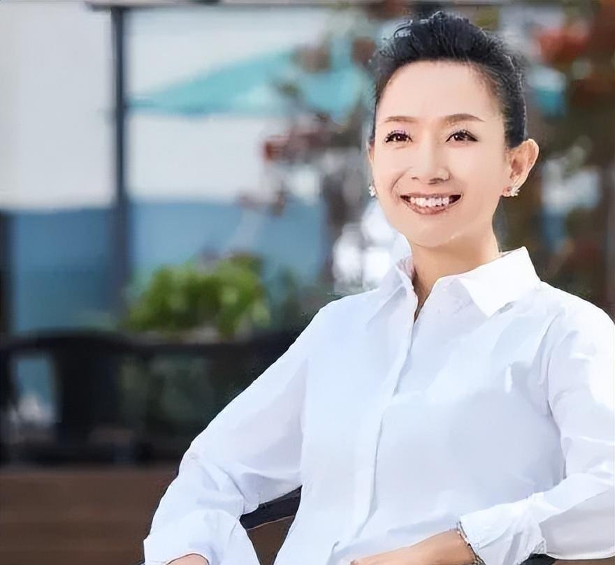 包含财经频道主持人章艳中文国际频道主持人王芳和女儿的词条