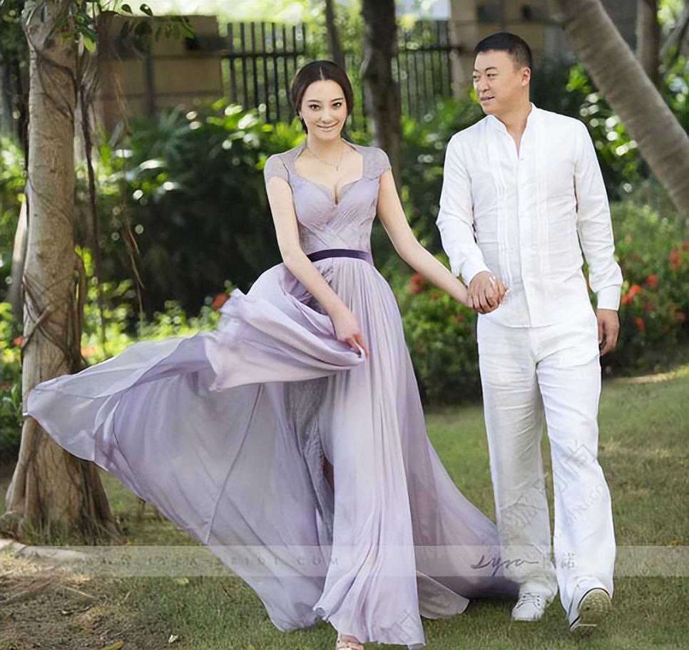 奥运冠军马琳,44岁依旧帅气,二婚妻子美丽,执教儿子酷似