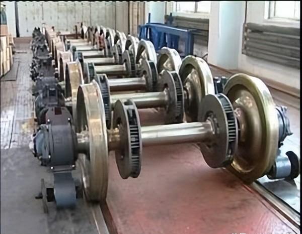 火车车轮是怎样制造的?从钢锭到最后成品,锻造过程太解压了