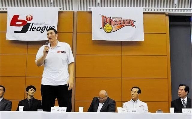 2米36孙明明一家近照,退役转型成功,1米87妻子漂亮,女儿可爱