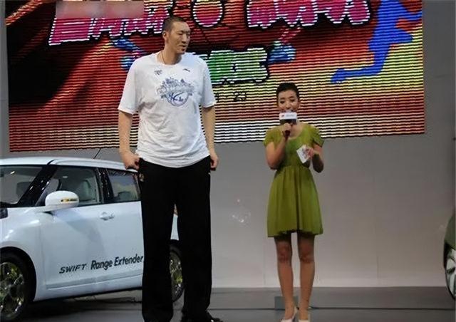 2米36孙明明一家近照,退役转型成功,1米87妻子漂亮,女儿可爱