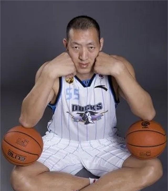 2米36孙明明一家近照,退役转型成功,1米87妻子漂亮,女儿可爱