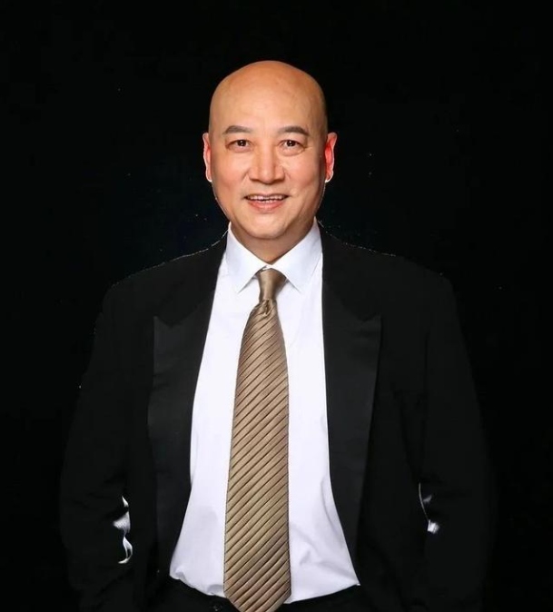 "唐僧"迟重瑞:入赘豪门吃软饭,对妻子毕恭毕敬,为继子留光头