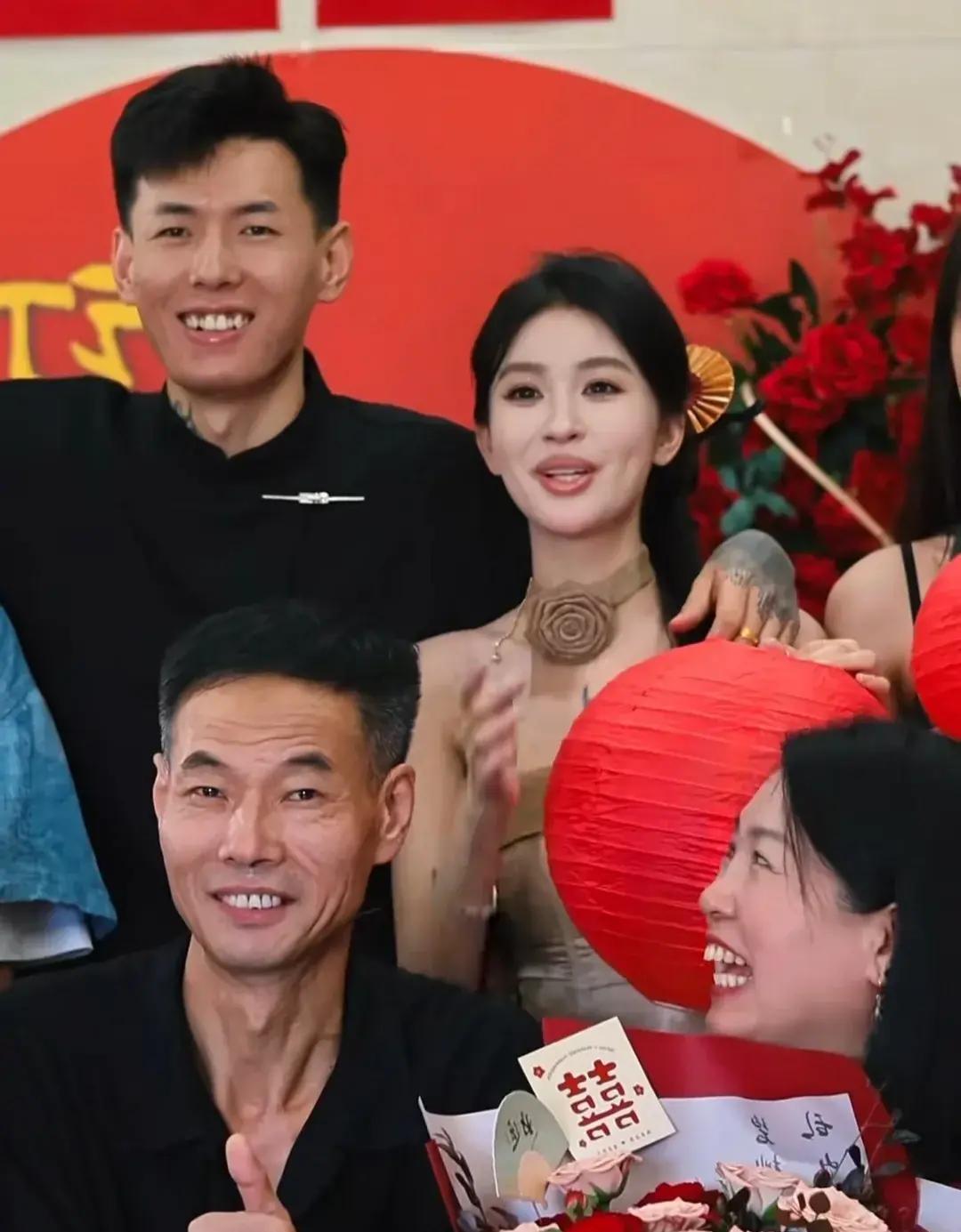 网红老杜宣布妻子怀孕 父母喜极而泣网友送上祝福