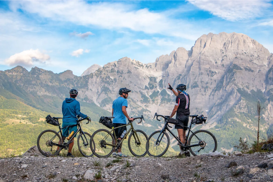 当我们的作者和她的同伴骑着自行车穿越狄那里克阿尔卑斯山脉时,高温