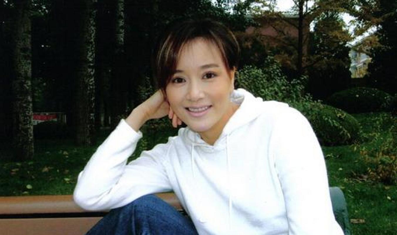 石爻转型成功,感恩之心迎双胞胎,隐婚丈夫闪耀生活