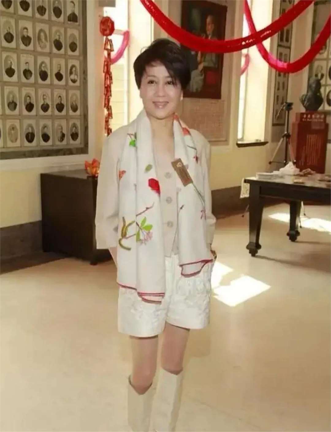 赌王四太梁安琪的腿真的很绝,年轻时身材很好,怪不得常年穿短裙