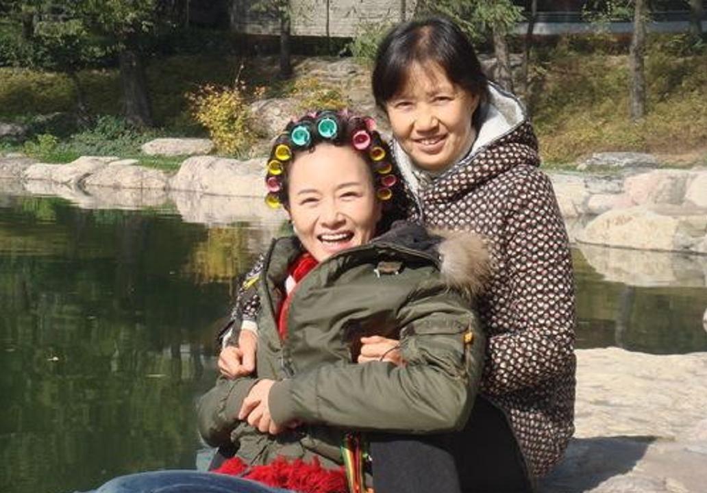 石爻转型成功,感恩之心迎双胞胎,隐婚丈夫闪耀生活