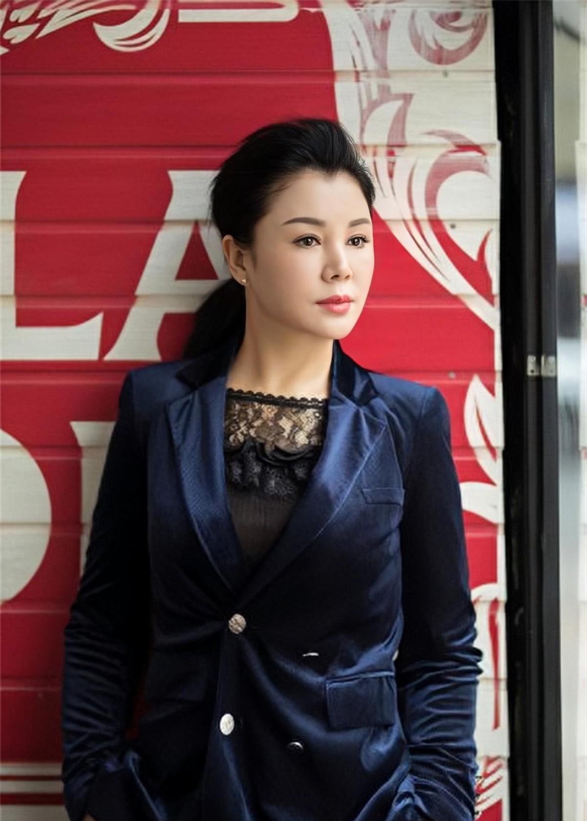 演员于小慧:月子期间离婚,做单亲妈妈多年,现今儿子成她的骄傲