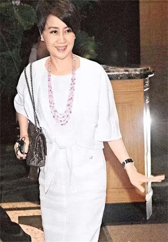 赌王四太梁安琪腿绝美,年轻身材傲人,难怪偏爱短裙秀长腿