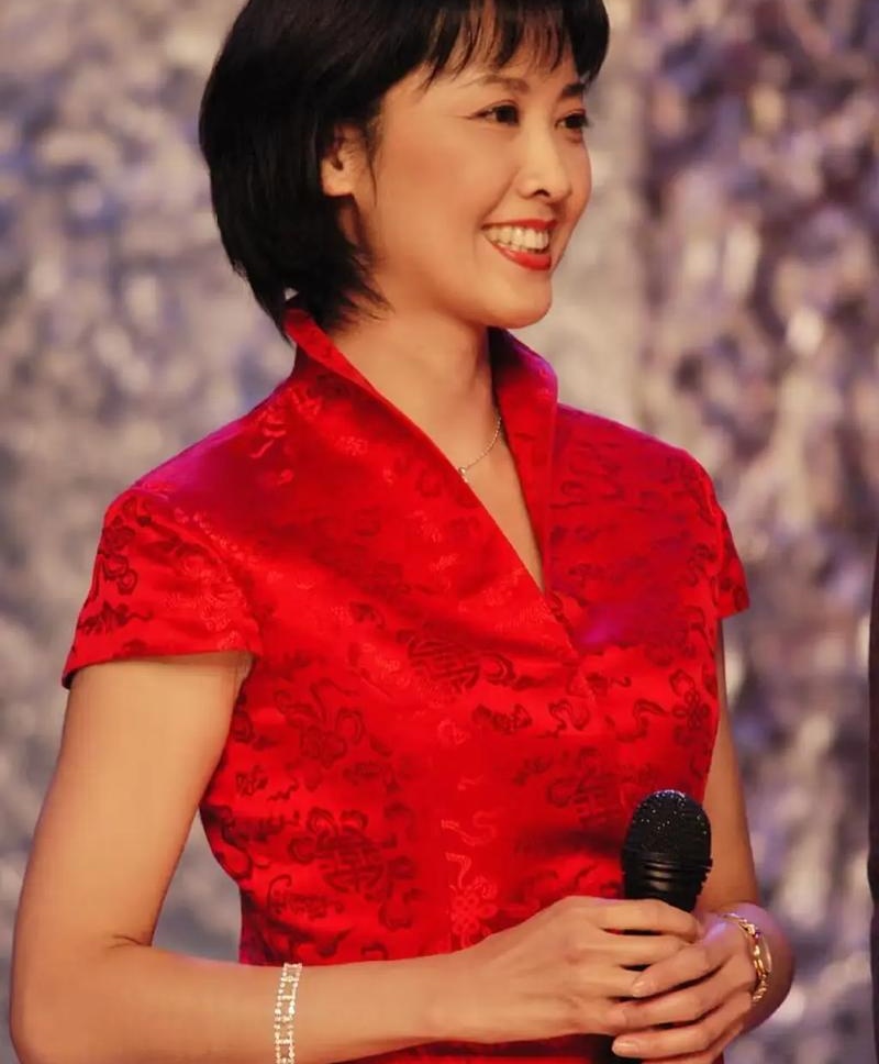 朱琳28岁方出道,鼻梁不高仍美艳?59岁剧照见证真美人风华