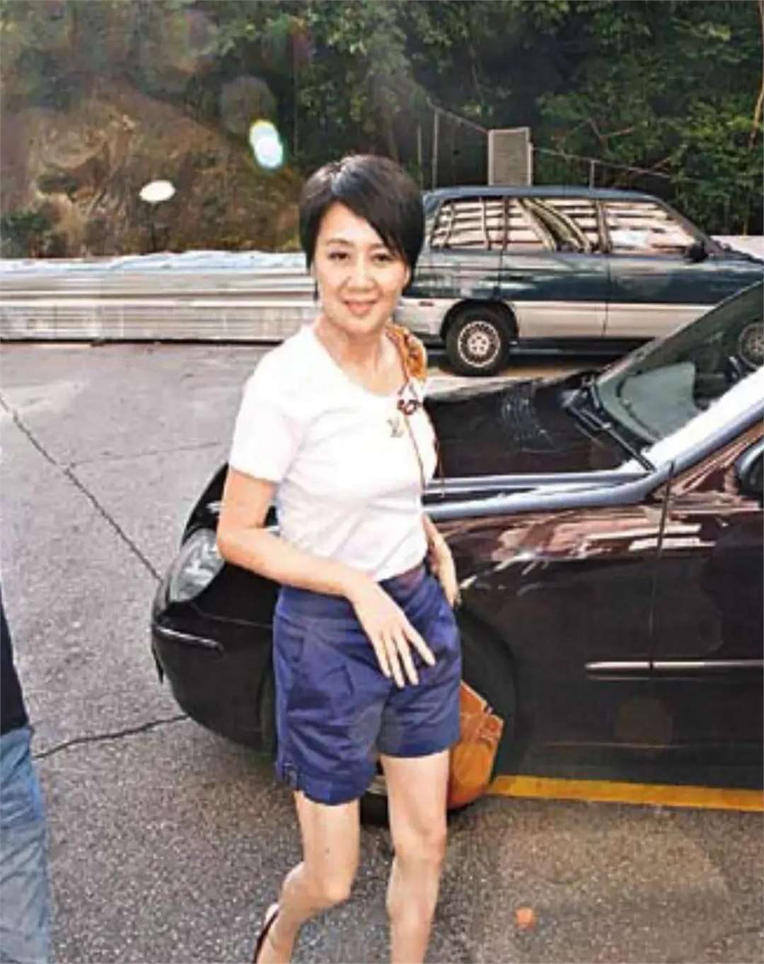 赌王四太梁安琪的腿真的很绝,年轻时身材很好,怪不得常年穿短裙