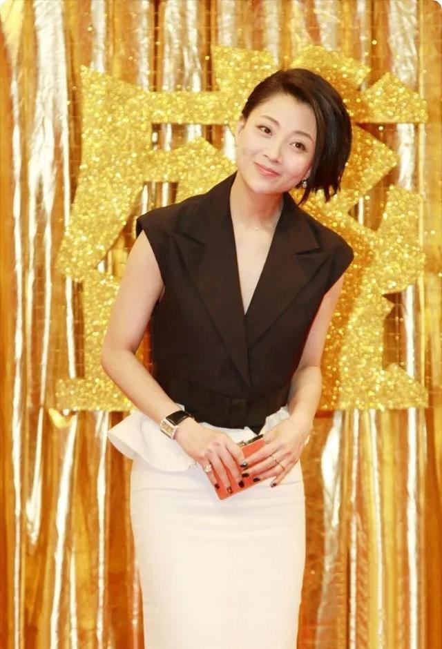 殷桃将柔媚刻进骨子里!黑白职业装穿出娇媚风情,撩人气息好浓郁