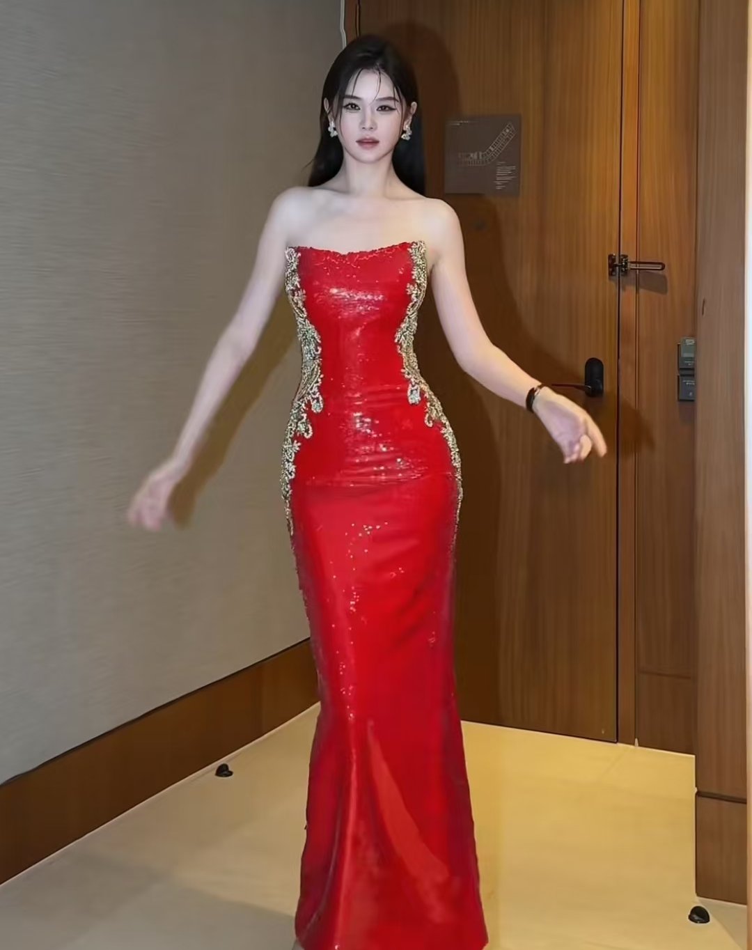 33岁女星邱意浓再聚首王晶丰满身材尽显魅力修长美腿如雪