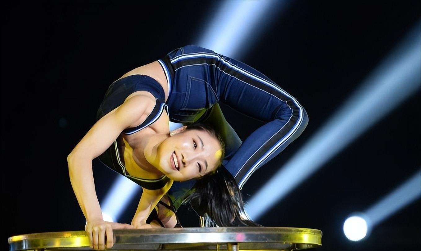 中国柔术女王刘藤:轻松摆出极限姿势且20年苦练拿下三项世界纪录