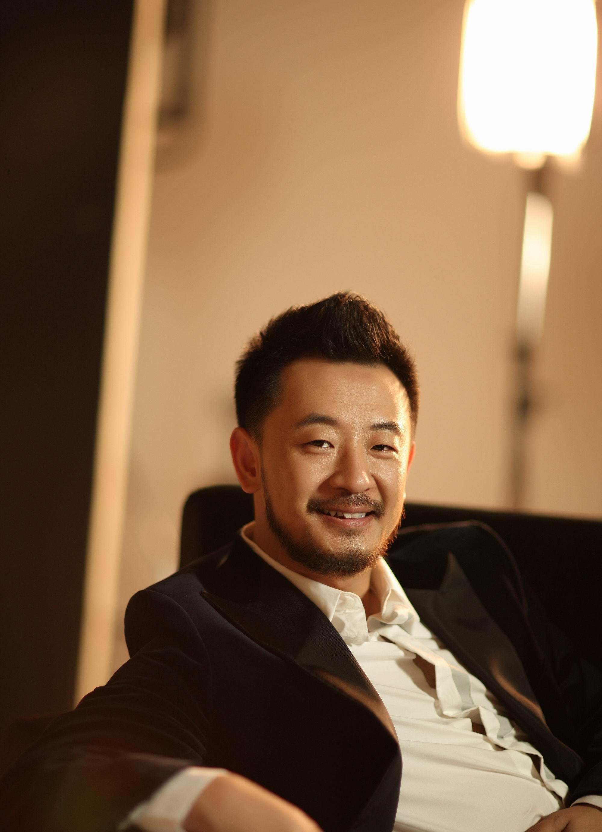 黄海波为恩师庆生,10年不拍戏在同学中仍有声望,紧挨老师站c位