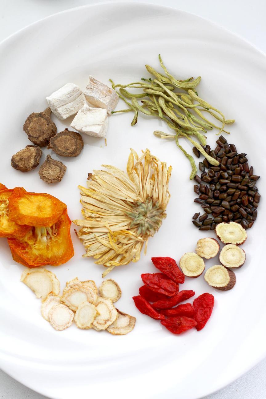 金桔干,牛蒡根,甘草,葛根,枸杞,菊花,金银花,人参,桂花决明子味甘,苦