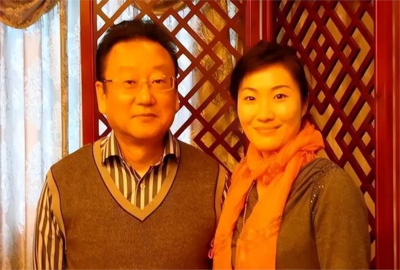 "传闻"称蒋大为骗财骗色,卷走情人90万,妻子张佩君却这样回应