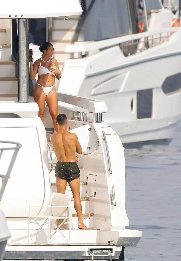 c罗和"妻子"乘游艇度假,30岁乔治娜的丰腴身姿惹眼,很健美