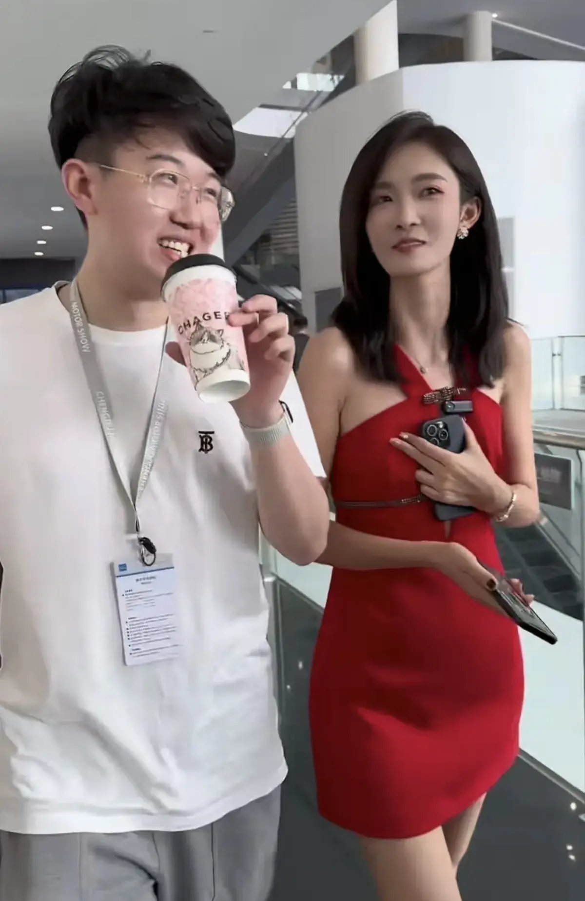 成都车展焦点小沈学长与李凉凉现身微笑是否意味苏宁风波已过