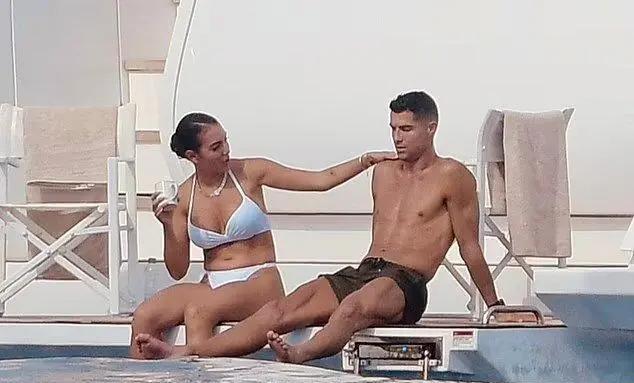 c罗和"妻子"乘游艇度假,30岁乔治娜的丰腴身姿惹眼,很健美