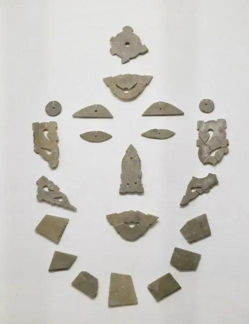 晋侯墓地中的玉覆面,是西周一种贵族墓葬形式,是一种等级象征