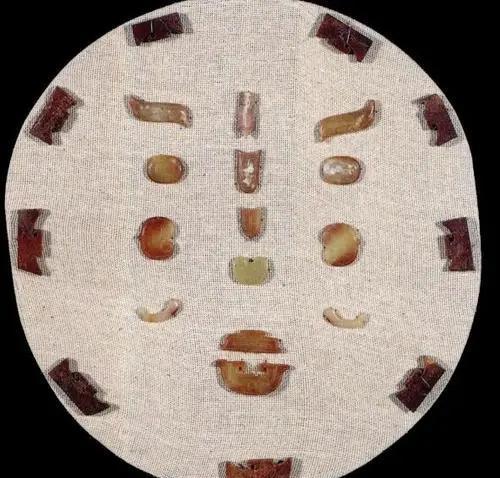 晋侯墓地中的玉覆面,是西周一种贵族墓葬形式,是一种等级象征