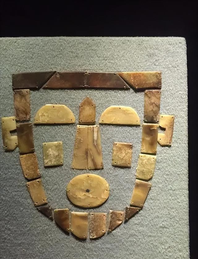 晋侯墓地中的玉覆面,是西周一种贵族墓葬形式,是一种等级象征