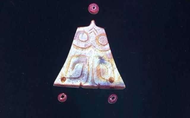 晋侯墓地中的玉覆面,是西周一种贵族墓葬形式,是一种等级象征