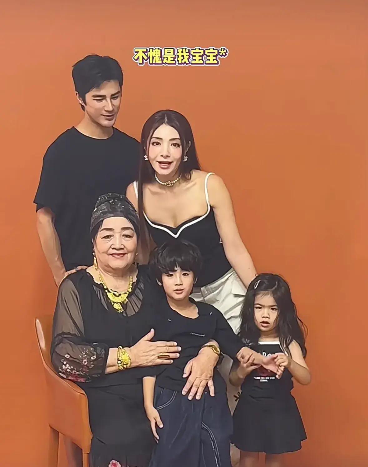 麦迪娜姜潮新疆之旅结束,离开前去拍全家福,丈母娘大金项链抢镜
