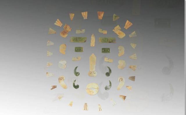 晋侯墓地中的玉覆面,是西周一种贵族墓葬形式,是一种等级象征