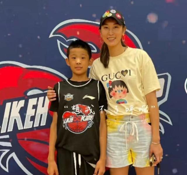 44岁前女篮队长隋菲菲:曾和王治郅传绯闻,坐拥上校军衔却仍单身