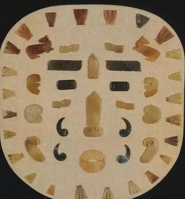 晋侯墓地中的玉覆面,是西周一种贵族墓葬形式,是一种等级象征