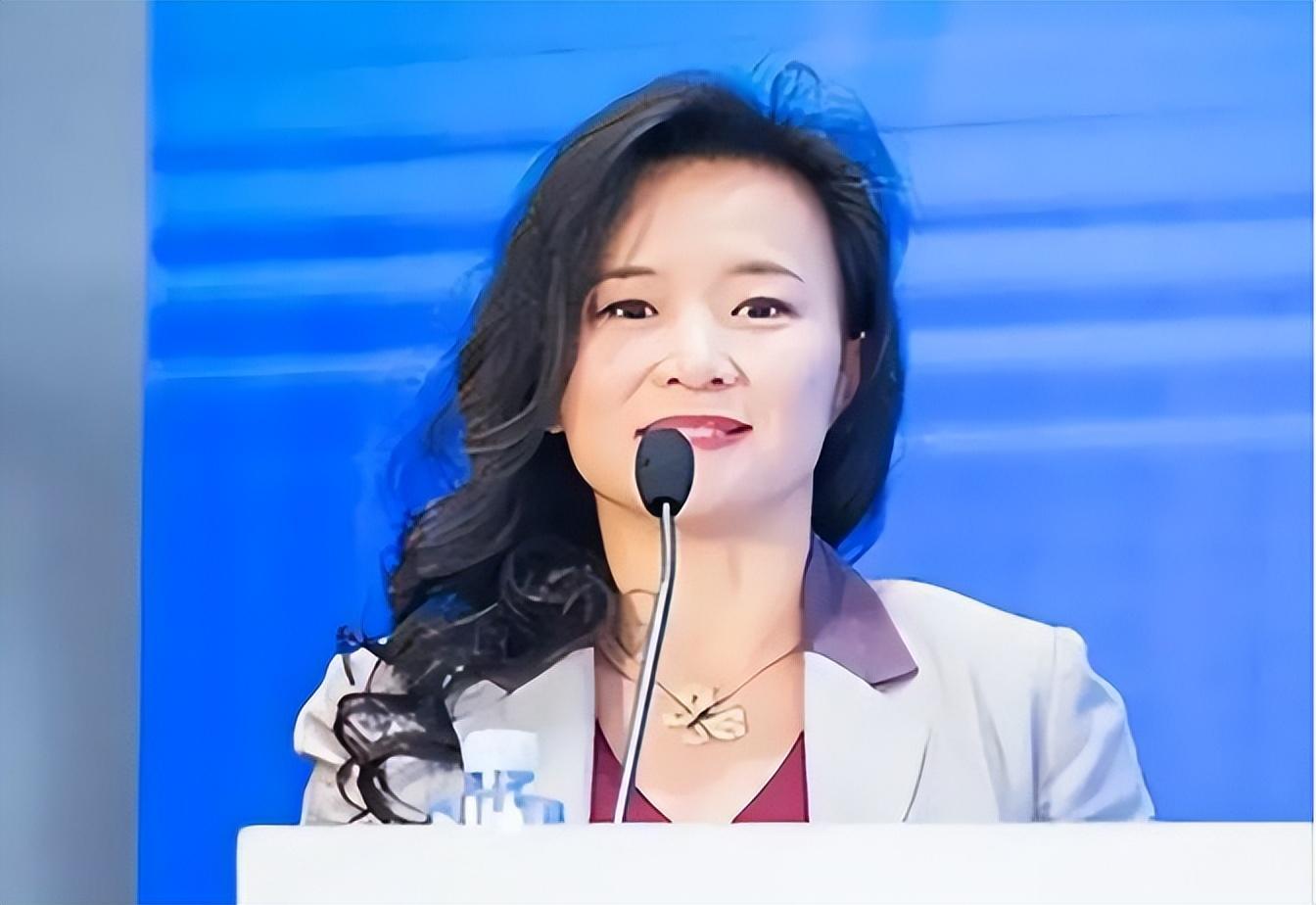 回顾央视前主持成蕾:潜伏20年,因一句口误,暴露"间谍身份"