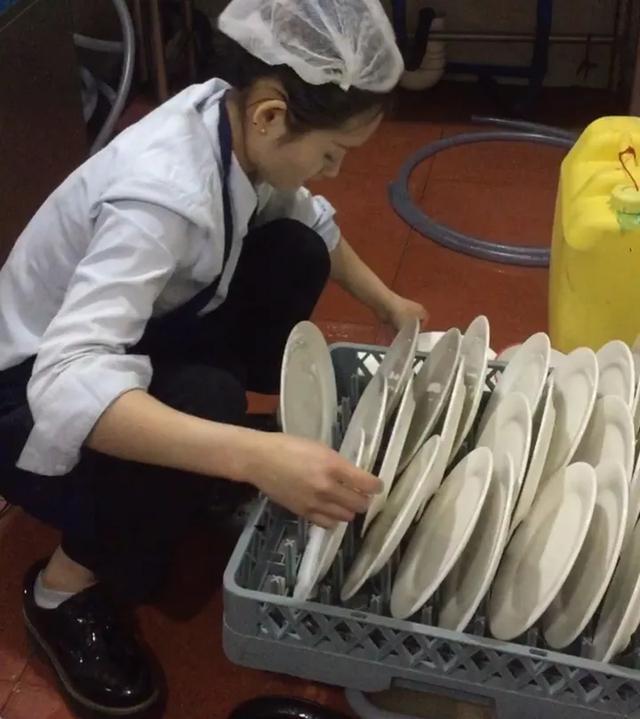 姐姐放弃求学供妹妹念书,主动扛起重担的稚嫩肩膀