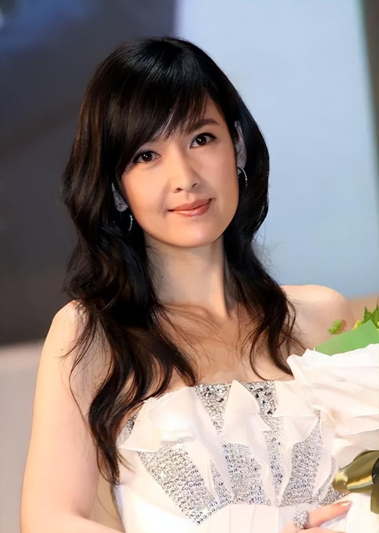 太突然!56岁无儿无女的周慧敏宣布重大决定,原来我们全都猜错了