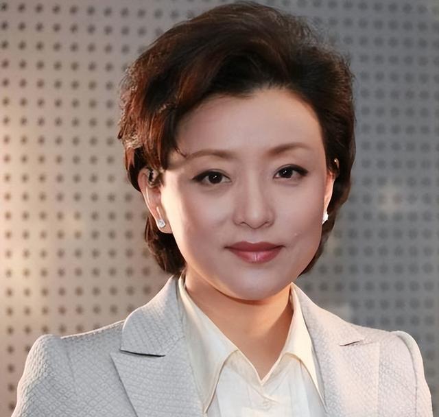 他是杨澜的儿子,不仅身高1米85,就连长相也像复制粘贴高大帅气