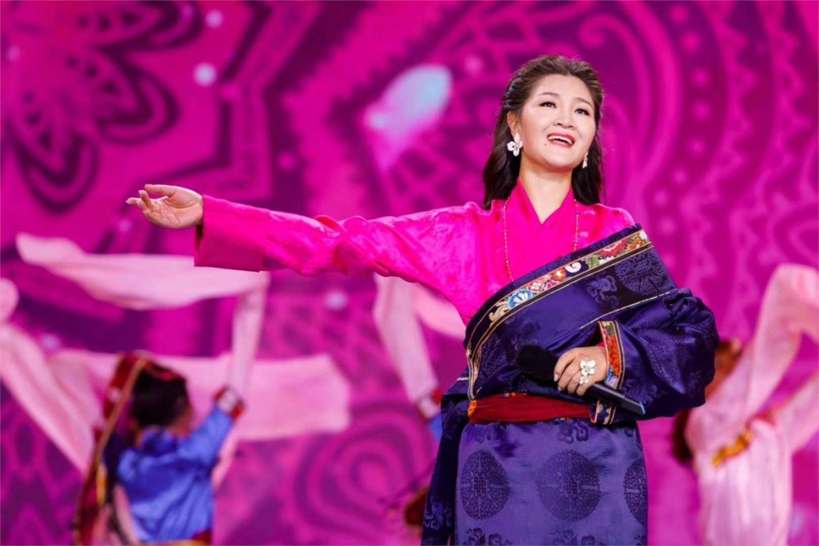 降央卓玛身份曝光竟是男人?风靡全国的她被扒旧照,网友:不相信