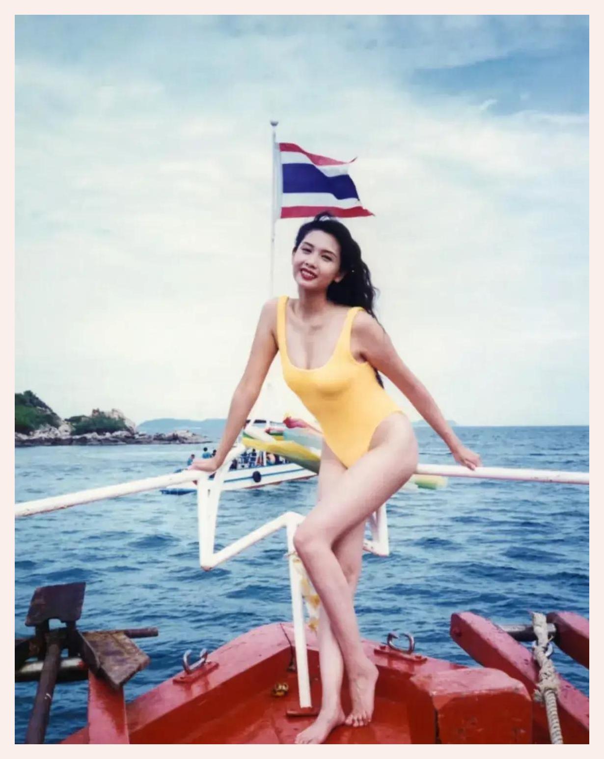 袁咏仪深夜晒53岁生日照,一家三口幸福同框!邱淑贞罕见露脸超美