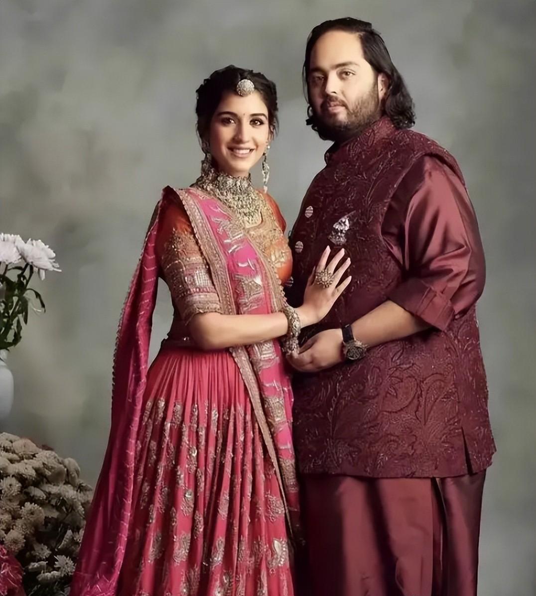 印度首富儿媳嫁300斤丈夫,幸福肥容颜渐逊妯娌