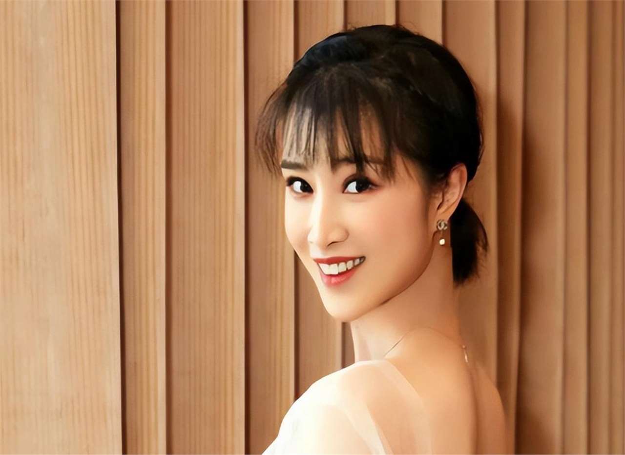 演员奚望:在继父刘之冰支持下离婚后,带着女儿的她,现在如何了