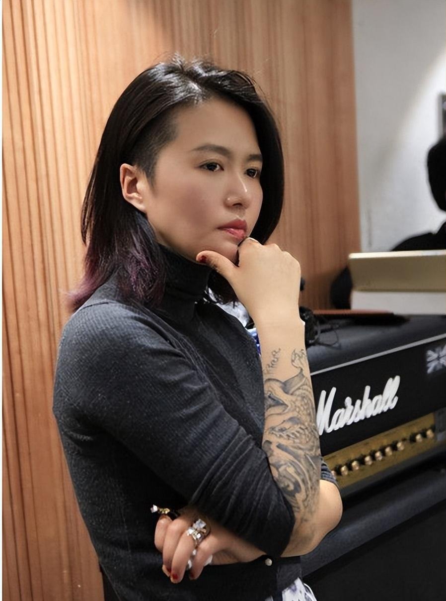 谭维维在外婆90岁生日宴上献唱,穿长袖却露出花臂纹身,有些吓人