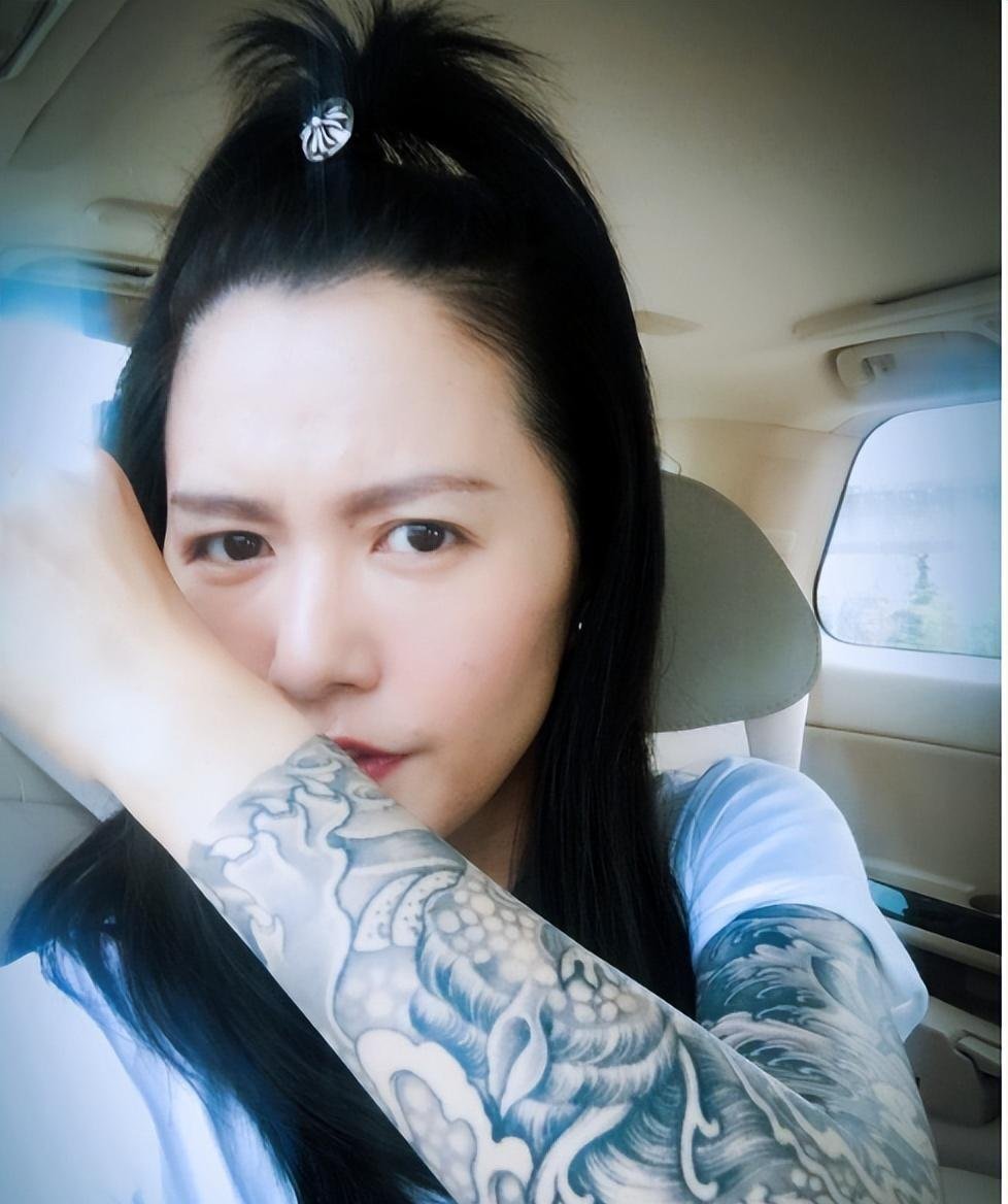 谭维维在外婆90岁生日宴上献唱,穿长袖却露出花臂纹身,有些吓人