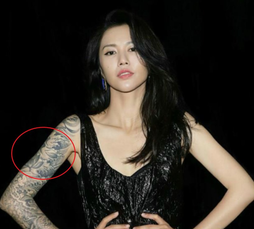 谭维维在外婆90岁生日宴上献唱,穿长袖却露出花臂纹身,有些吓人