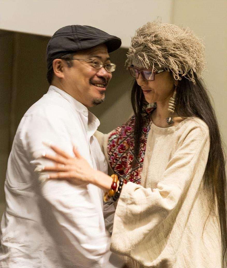 与杨丽萍离婚多年后,前夫刘淳晴毅然回到身边,无儿无女也无妨