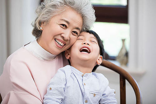 女儿远嫁他乡,抱养儿子在门口放了一包鸡蛋,让67岁母亲泪如雨下