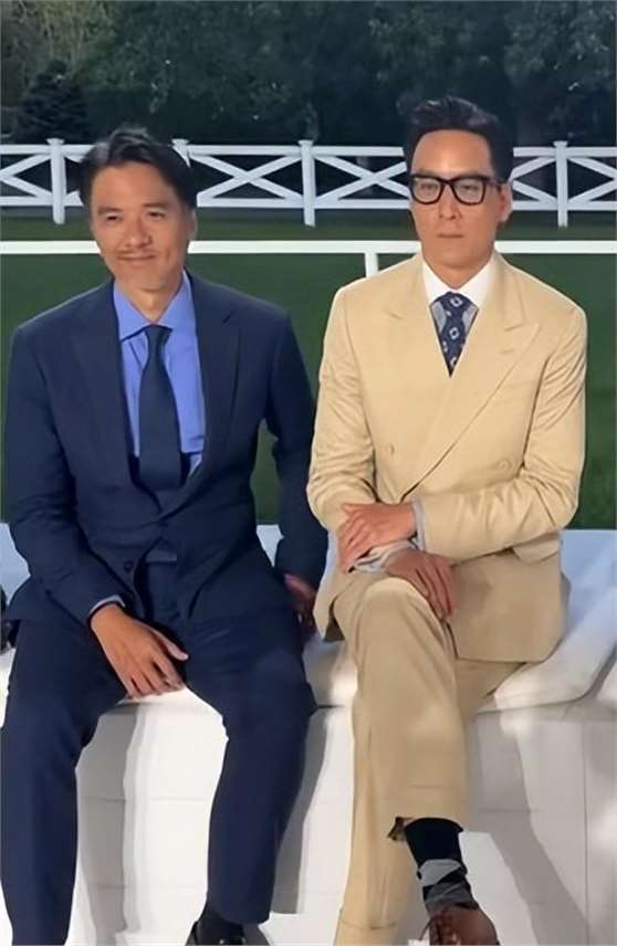 同样自然老去,49岁吴彦祖和50岁冯德伦同框,才明白保养的重要性