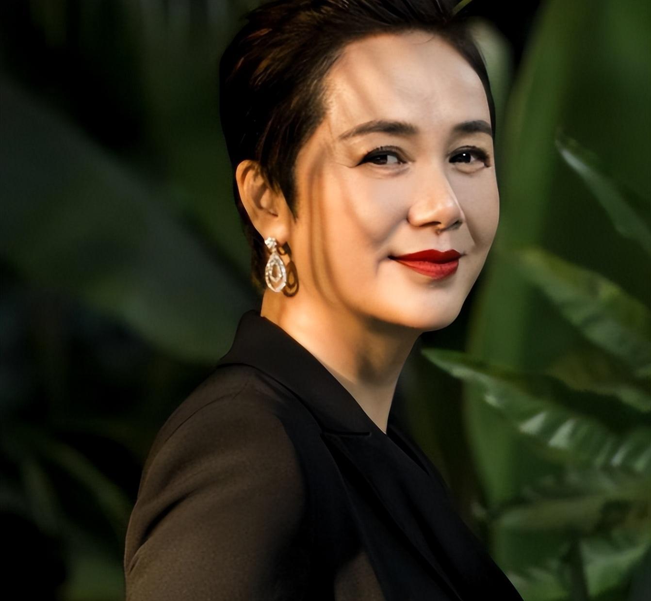 蒋雯丽与黄轩的"体面"被郑晓龙撕裂,真相令人震惊!